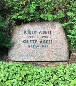 Kjeld Abells gravsted på Assistens Kirkegård, 15 July 2017. Foto: Pugilist. (CC BY-SA 3.0).