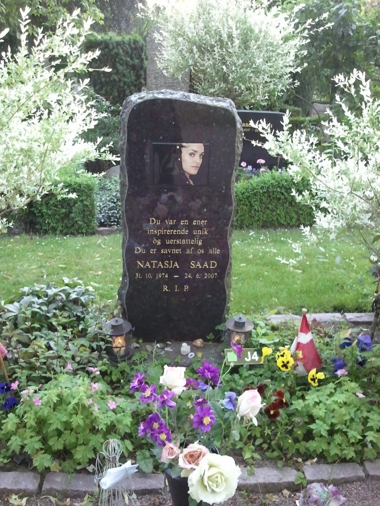 Natasja Saad´s gravsted på Assistens Kirkegård på Nørrebro. Foto taget 21 June 2012 af Tahney. (CC BY-SA 3.0).
