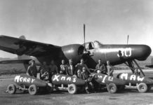 "Christmas Party Planners - A group of Ohio Leathernecks serving with the 1st Marine Aircraft Wing in Korea are shown with their Yuletide gift to Korean and Chinese Reds," Se om Korea-krigen, 25. juni 1950 nedenfor. Photo: US Army, (CC BY-NC-ND 2.0).