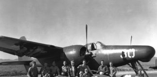 "Christmas Party Planners - A group of Ohio Leathernecks serving with the 1st Marine Aircraft Wing in Korea are shown with their Yuletide gift to Korean and Chinese Reds," Se om Korea-krigen, 25. juni 1950 nedenfor. Photo: US Army, (CC BY-NC-ND 2.0).