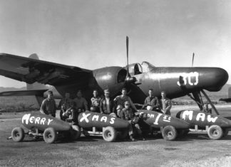 "Christmas Party Planners - A group of Ohio Leathernecks serving with the 1st Marine Aircraft Wing in Korea are shown with their Yuletide gift to Korean and Chinese Reds," Se om Korea-krigen, 25. juni 1950 nedenfor. Photo: US Army, (CC BY-NC-ND 2.0).