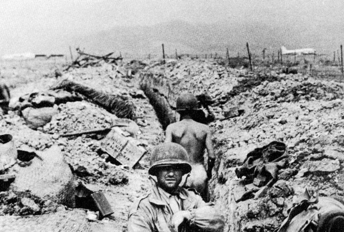 With the Vietminh shelling them from the hazy hills in the distance, the French troops tried to survive in their trenches. 1954. Source: Stanley Karnow: Vietnam: A History, The Viking Press, New York 1983, ISBN 0-670-74604-5 Photo: Unknown. Public Domain. Se 7. maj 1954 nedenfor.