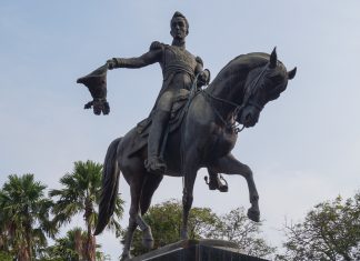 Monument Simón Bolívar. Bolívar's square, Maracaibo. 24 November 2012, 09:00:44. Source: Own work. Author: Rjcastillo. (CC BY-SA 3.0)