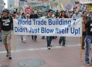 These protesters want an investigation of a 9/11 conspiracy. In anti-war protest parade, Los Angeles, California. Date: 28. oktober 2007. Source: flickr. Photo: Damon D'Amato from North Hollywood, California. (CC BY 2.0)