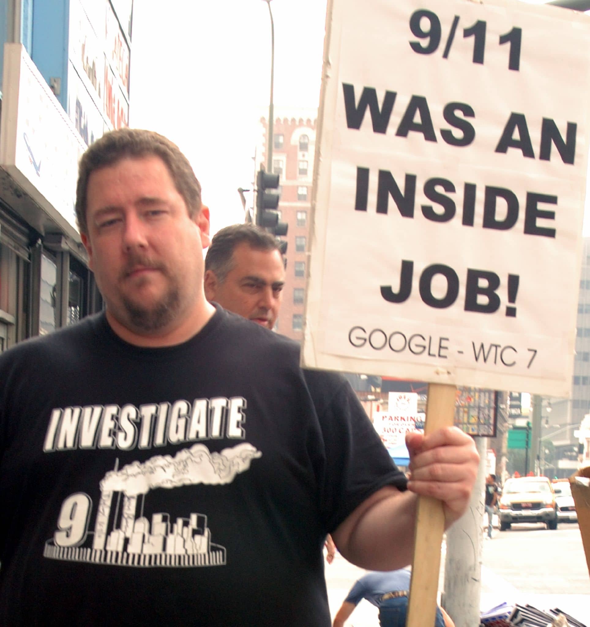 9/11 Truth Movement demonstrator, Los Angeles. Date: 28 October 2007. Source: 9/11 Was an Inside Job. Author: Damon D'Amato from North Hollywood, Calfornia. (CC BY 2.0)