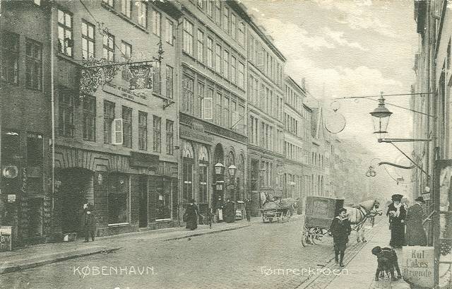 Tømrerkroen i Adelgade 27, som den så ud i ca. 1910. Huset er senere nedrevet. Postkort nr. 8999 udgivet af Stenders Forlag.