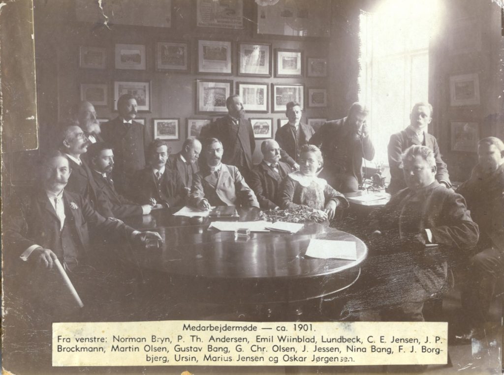 Medarbejdermøde på "Socialdemokraten", 1901, med både Gustav og Nina Bang. Kilde: Arbejderbevægelsens Bibliotek og Arkiv.
