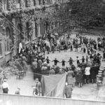 Tyske flygtninge i gården til Marie Kruses Skole på Frederiksberg. I første omgang indkvarteredes mange af de tyske flygtninge, der kom til landet kort før krigens afslutning, på skoler. Foto taget 1945. foto: ukendt (CC BY-SA 2.0). Kilde Nationalmusset