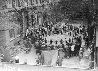 Tyske flygtninge i gården til Marie Kruses Skole på Frederiksberg. I første omgang indkvarteredes mange af de tyske flygtninge, der kom til landet kort før krigens afslutning, på skoler. Foto taget 1945. foto: ukendt (CC BY-SA 2.0). Kilde Nationalmusset