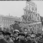 Delegede til Kominterns kongres med model af Tatlintårnet, et aldrig udført “monument for Tredje Internationale” skabt af V. Tatlin