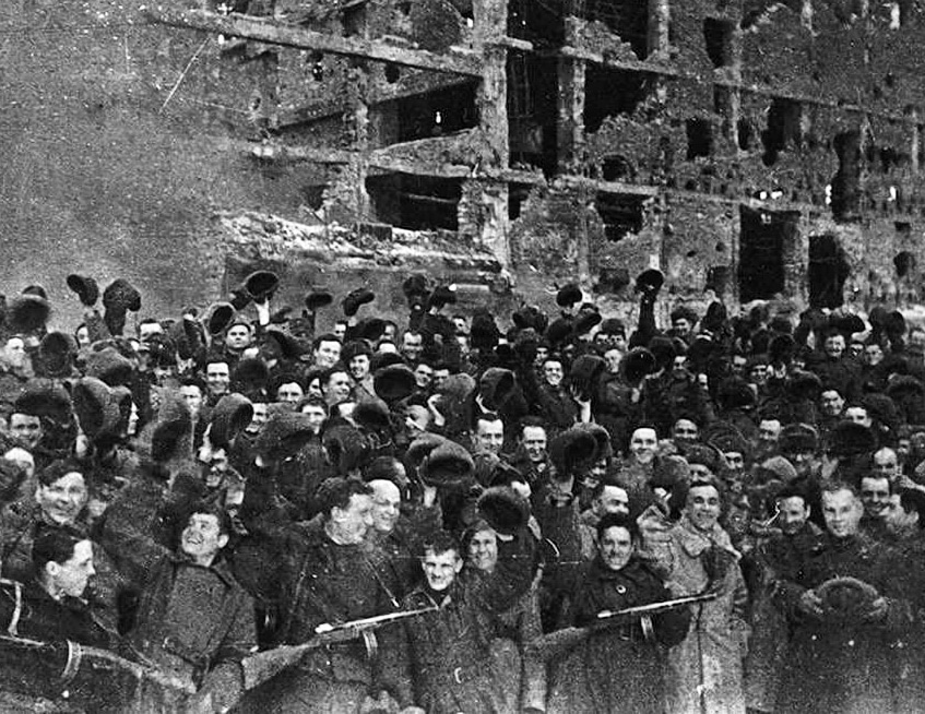 Warriors of the 95th SD on the day of the end of the fighting in Stalingrad. In the front row, the first on the right is the division commander, Colonel V. A. Gorishny, and the second (in a fur coat) - deputy. Division commander Colonel I. A. Vlasenko. Photo: Ukendt. Public Domain.