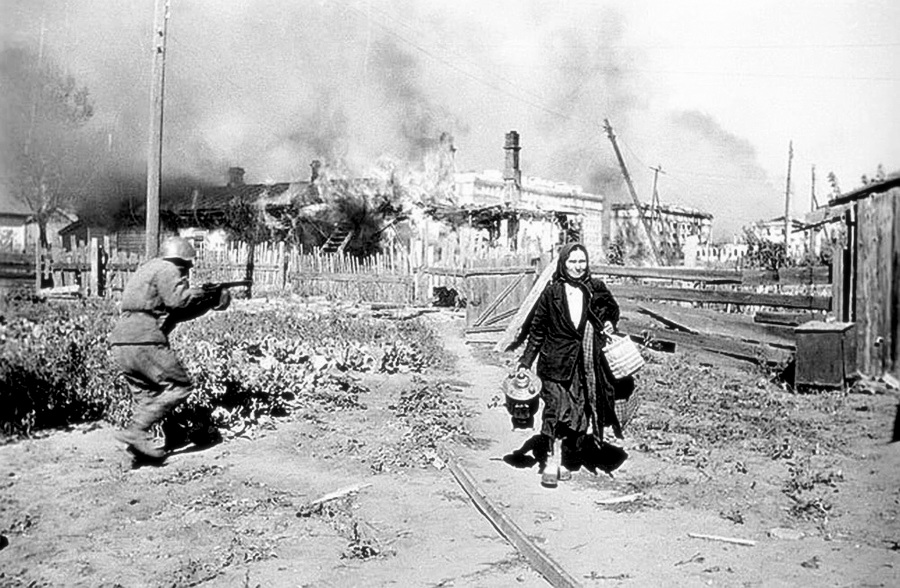 Stalingrad. Fight on Gorky Street, 1942. Photo: Pavel Troshkin (1909–1944). Public Domain.