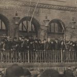 Poul Gissemann taler fra missionshusets trappe under det store Grønttorvsmøde den 10. november 1918. Kilde: Arbejdermuseet & ABA. – med artikel!