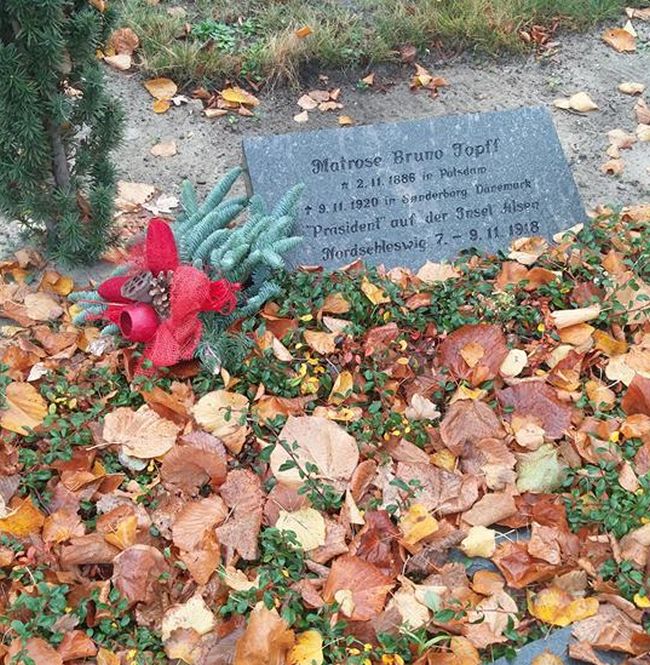 Topff bukkede under for sygdommen tuberkulose 9. november 1920 Sønderborg kommunen betalte i 1993 mindestenen på Neuer Friedhof der Zwölf-Apostel-Gemeinde i Berlin. Foto: Per S. Grove-Stephensen (2018)