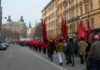 1. maj demonstration med røde faner, Stockholm, Sverige 2006. Foto: ukendt, Public Domain. - "Når jeg ser et rødt flag smælde" er skrevet af Oscar Hansen. Se nedenfor 23 juli 1895.