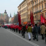 1. maj demonstration med røde faner, Stockholm, Sverige 2006. Foto: ukendt, Public Domain. – “Når jeg ser et rødt flag smælde” er skrevet af Oscar Hansen. Se nedenfor 23 juli 1895.