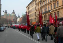 1. maj demonstration med røde faner, Stockholm, Sverige 2006. Foto: ukendt, Public Domain. - "Når jeg ser et rødt flag smælde" er skrevet af Oscar Hansen. Se nedenfor 23 juli 1895.