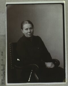 Elisabeth Grundtvig (01.12.1856-10.02.1945), redaktør, stenograf, kvindesagsforkæmper. Foto: Ukendt. Samling: Det Kongelige Biblioteks Billedsamling. (CC BY-NC-ND 4.0).