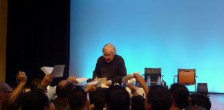 Chomsky dedicated his books to the Mutualité in Paris on May 29, 2010. Photo: DocteurCosmos. (CC BY-SA 3.0).