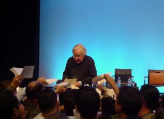 Chomsky dedicated his books to the Mutualité in Paris on May 29, 2010. Photo: DocteurCosmos. (CC BY-SA 3.0).