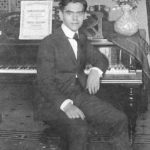 Federico García Lorca ved pianoet i Granada, 1919. Photo: Ukendt. Public Domain.