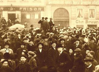 Demonstrationen gør holdt på Kultorvet før "stormen på Børsen". Foto: Københavns Kriminal- og Politiret, Justitskontoret. Pådømte Sager juli-oktober 1918, pakke 1280. Rigsarkivet - Danish National Archives. Public Domain.