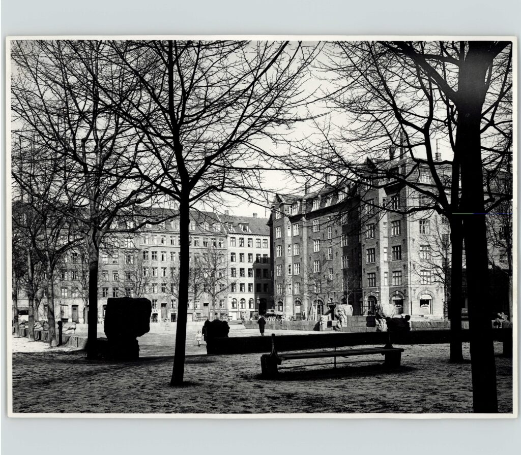 Blågårds Plads blev fredet 1998. Foto fra 1950'erne. Foto: Mogens Falk-Sørensen, Stadsarkivets fotografiske Atelier, Stadsingeniørens fotosamling. (CC-BY).
