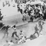 Open battle between striking teamsters armed with pipes and the police in the streets of Minneapolis (Hennepin county, Minnesota, United States), June 1934. Photo: Unknown or not provided. Record creator: U.S. Information Agency. (08/01/1953 – 03/27/1978). National Archives at College Park. Public Domain. See 20. July 1934 below.