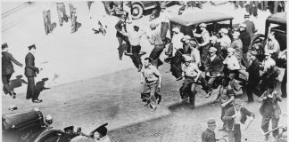 Open battle between striking teamsters armed with pipes and the police in the streets of Minneapolis (Hennepin county, Minnesota, United States), June 1934. Photo: Unknown or not provided. Record creator: U.S. Information Agency. (08/01/1953 - 03/27/1978). National Archives at College Park. Public Domain. See 20. July 1934 below.