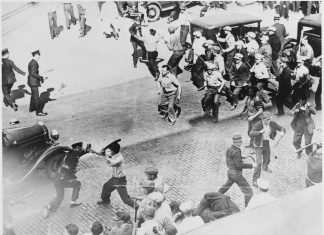 Open battle between striking teamsters armed with pipes and the police in the streets of Minneapolis (Hennepin county, Minnesota, United States), June 1934. Photo: Unknown or not provided. Record creator: U.S. Information Agency. (08/01/1953 - 03/27/1978). National Archives at College Park. Public Domain. See 20. July 1934 below.