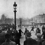 “Onsdag [7. februar] er der igen sammenstød om eftermiddagen mellem beredet og bevæbnet politi og demonstranter ved the Place de la Concorde i Paris. Her er et billede taget på det tidspunkt, da rytterne trængte de protesterende tilbage”. Dato 1934. Kilde L’Ouest-Éclair, republikansk avis om morgenen, nr. 13609, 9. februar 1934. Foto: Ukendt. Public Domain.