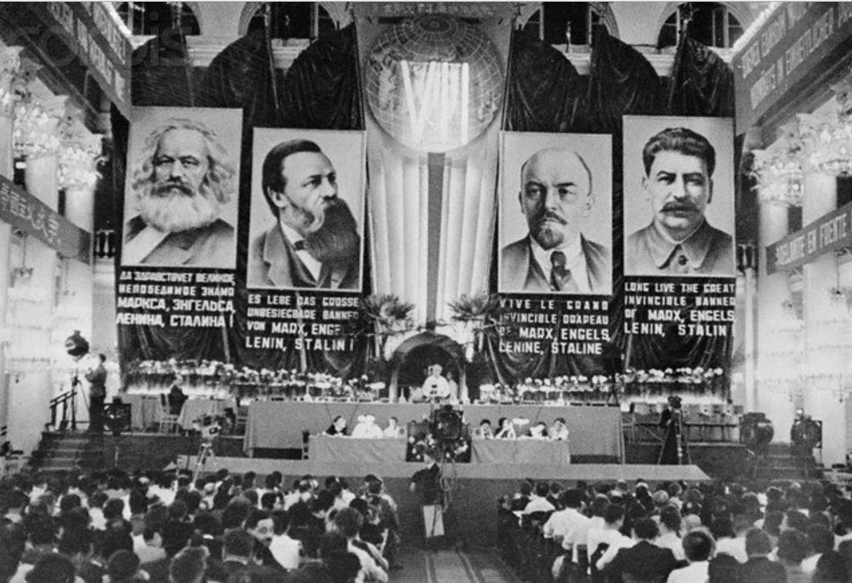 Kommunistisk Internationales vigtige 7. (og sidste) kongres fastlægger folkefrontsplitikken. se 25. juli nedenfor. Photo: Unknown. Public Domain.