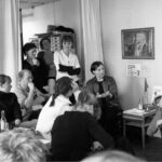 Bente Hansen i Café Madam Blå, mens hun sad i bestyrelsen på Socialistens redaktion. Foto: Brian Berg (bringes med tilladelse af fotografen)