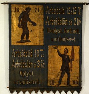 Arbejdsmændene forbundsbanner, der fortæller hvad arbejderbevægelsen havde opnået fra 1871 til 1896 (ABA).