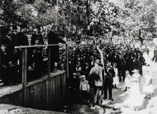 Hjalmar Branting taler på Sickla Folkets Park, 27 July 1905. Foto: ukendt. Public Domain. Se mere nedenfor 20. november 1860