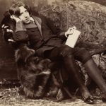 Oscar Wilde, photographic print on card mount: albumen. Circa 1882. Retouched. Photo: Napoleon Sarony (1821–1896).  See below 16 Oktober 1854.