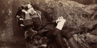 Oscar Wilde, photographic print on card mount: albumen. Circa 1882. Retouched. Photo: Napoleon Sarony (1821–1896). See below 16 Oktober 1854.
