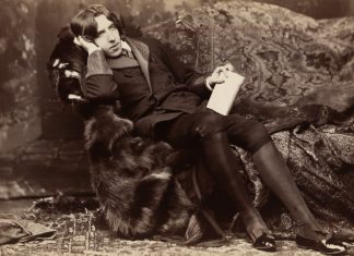 Oscar Wilde, photographic print on card mount: albumen. Circa 1882. Retouched. Photo: Napoleon Sarony (1821–1896). See below 16 Oktober 1854.