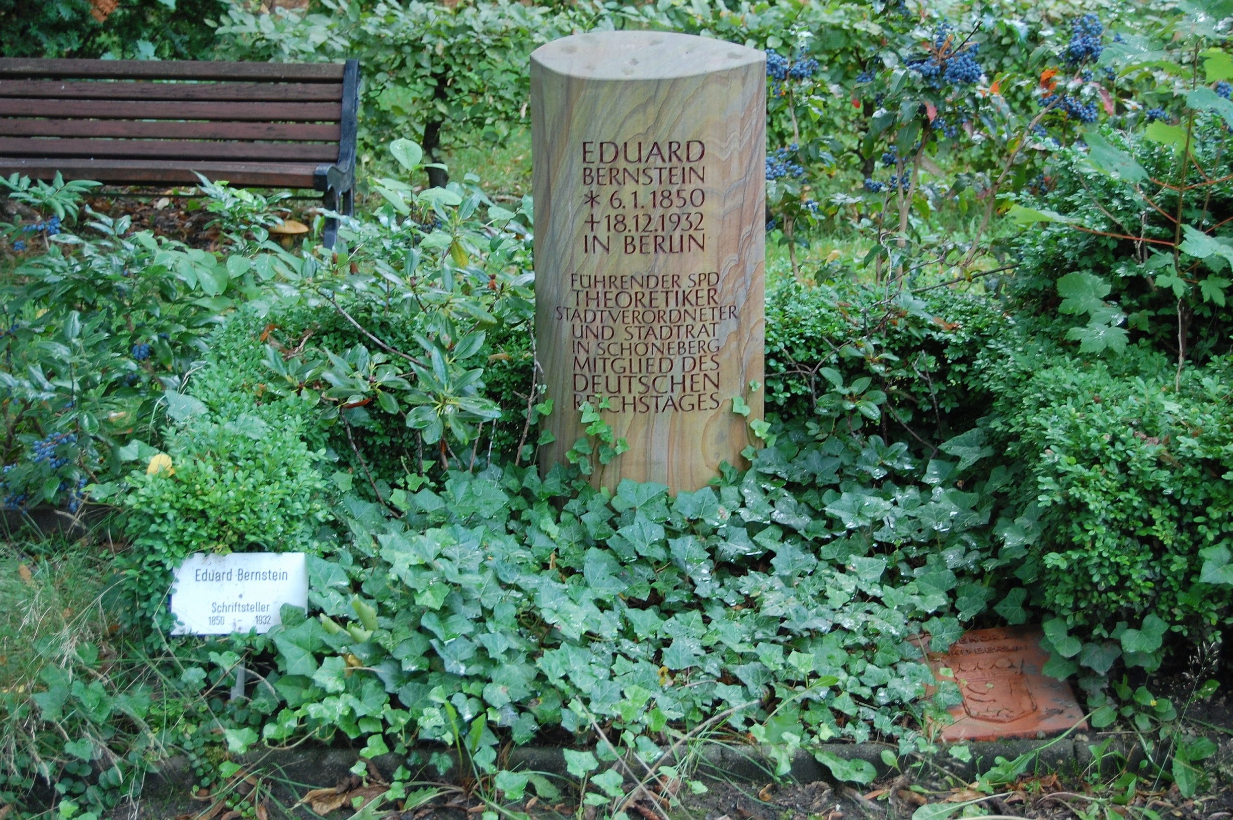 Grave of socialdemocratic theorist Eduard Bernstein (de:SPD) at graveyard de:Friedhof Schöneberg I, Berlin, Germany, with new gravestone. Photo: taken 28. August 2010 by Informant3000. (CC BY-SA 3.0). 