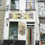 The composer of “De Internationale”, Pierre De Geyter’s birthplace in the Kanunnikstraat in Ghent med wall painting. Photo taken May 6, 2009 by Wernervc. (CC BY-SA 4.0).