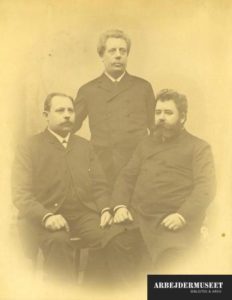 Portræt af Socialdemokratiets ledere i midten af 1880erne C.C. Andersen, Chr. Hørdum og P. Holm: "genrejsningens mænd". Foto: ukendt. Public Domain.