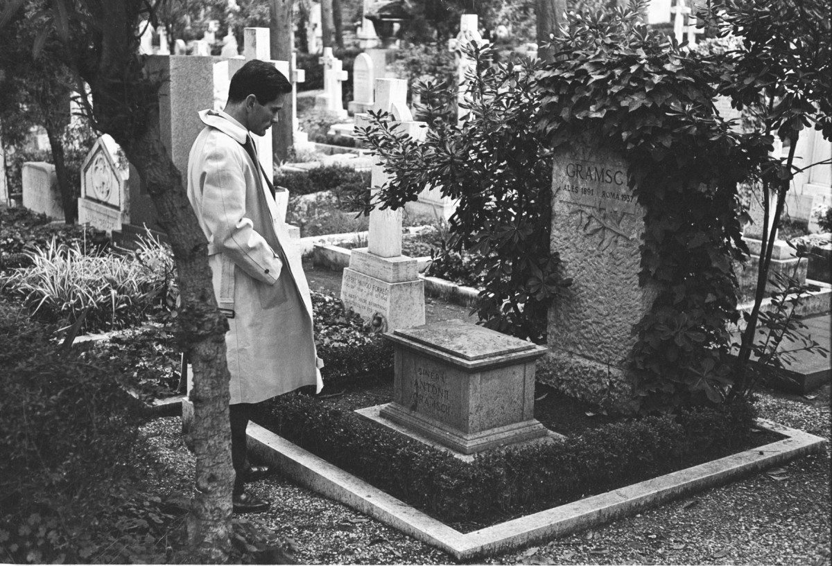 Pier Paolo Pasolini, italiensk filminstruktør, forfatter og politisk aktivist (1922-1975) foran sin inspirationskilde Antonio Gramscis grav. Photo ca. 1970