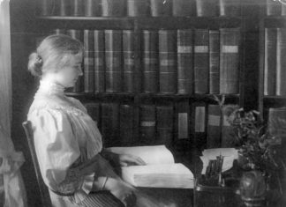 Helen Keller reading braille, circa 1907 Sept. 26. Photo: unknown. Public Domain.