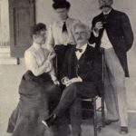 “Helen Keller, Miss Sullivan, Mark Twain and Laurence Hutton”, no later than 1905. Photo: Unknown. Public Domain.