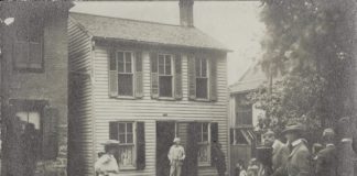 Samuel Clemens (Mark Twain) in doorway of his Hannibal, Missouri home, May 12, 1902. Photo: Anna M. Schnitzlein. Public Domain.