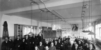 Visit of the party executive at the Reichsparteischule of the SPD in 1907. Amog them are Frants Mehring, Rosa Luxemburg, August Bebel and sitting Wilhelm Pieck and Friedrich Ebert. 1907. Photo: Unknown. Public Domain.