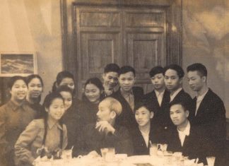 Hồ Chí Minh meets school children, 1960. Photo: Haanhtung81. (CC BY-SA 4.0).