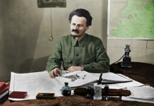 Farvelagt foto af Leon Trotsky, 1925. Foto: ukendt. Public Domain.