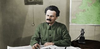 Farvelagt foto af Leon Trotsky, 1925. Foto: ukendt. Public Domain.