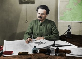 Farvelagt foto af Leon Trotsky, 1925. Foto: ukendt. Public Domain.